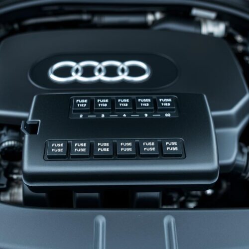 Audi A4 B7 bezpieczniki pod maską